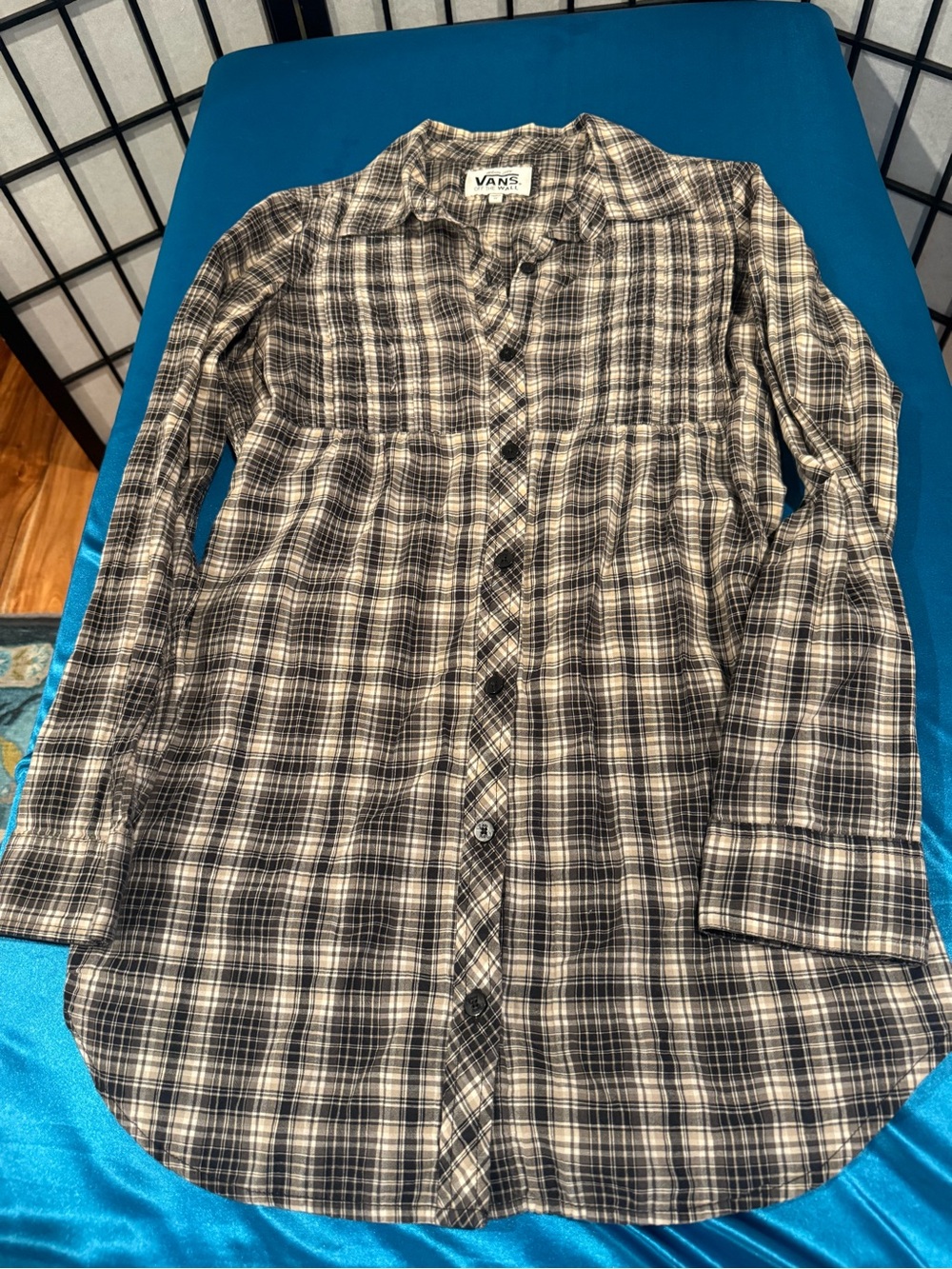 Vans women’s Black and White Plaid Long-Sleeve Button-Down Shirt (G2)